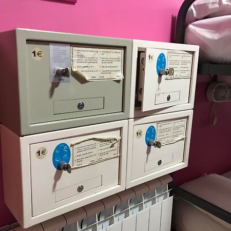 A Pousada Rc Miguel Angel Madri Exterior foto Mailboxes on board a train