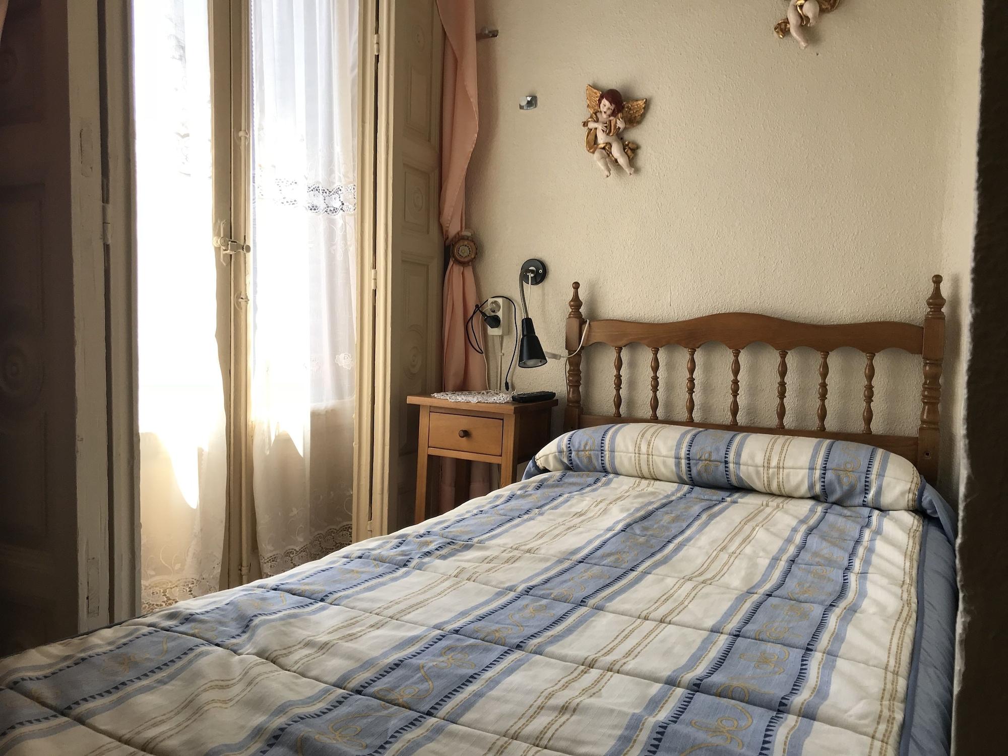 A Pousada Rc Miguel Angel Madri Exterior foto A bedroom in a Spanish hotel