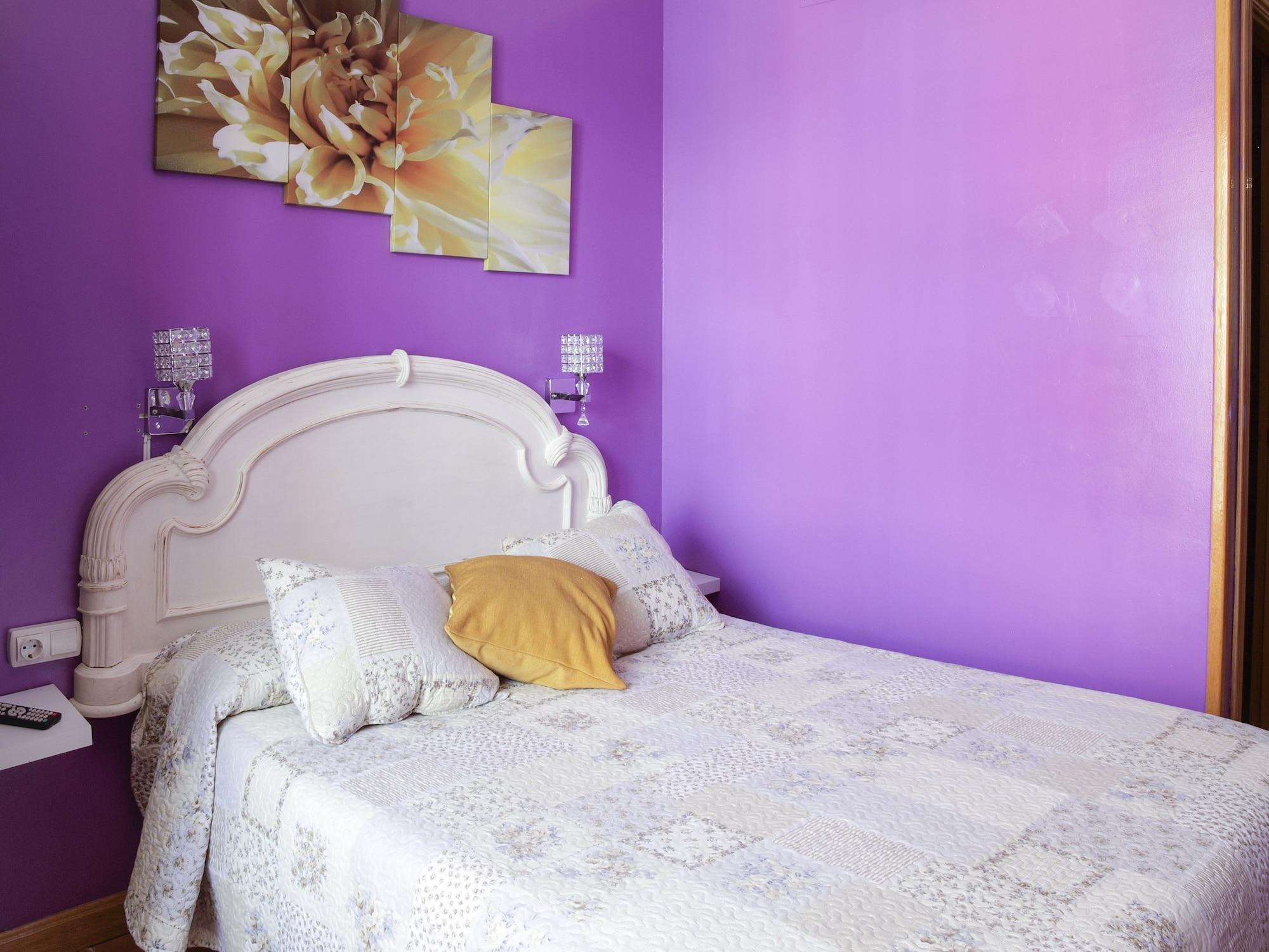 A Pousada Rc Miguel Angel Madri Exterior foto A bedroom with purple walls