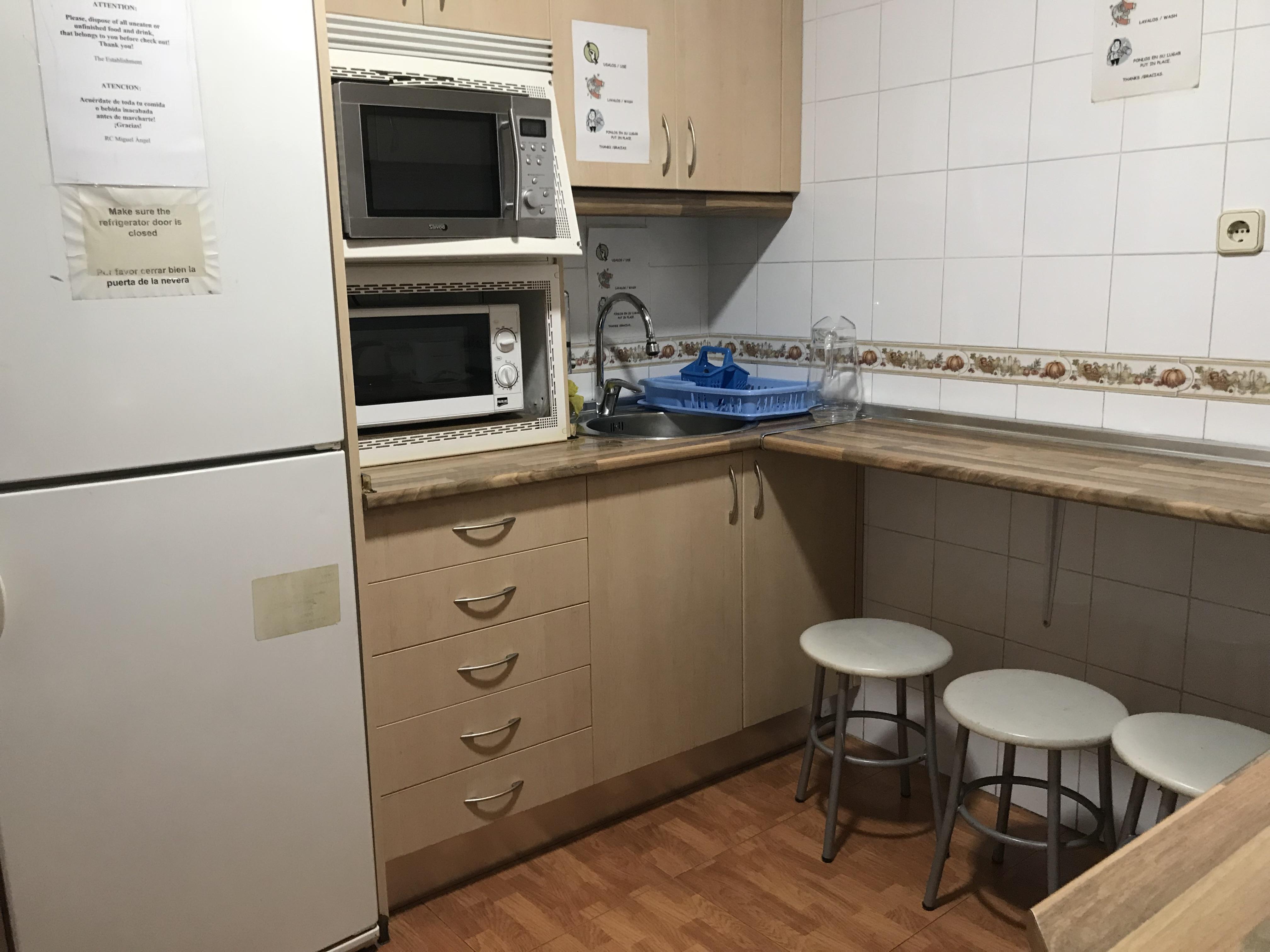 A Pousada Rc Miguel Angel Madri Exterior foto A shared kitchen at a hostel