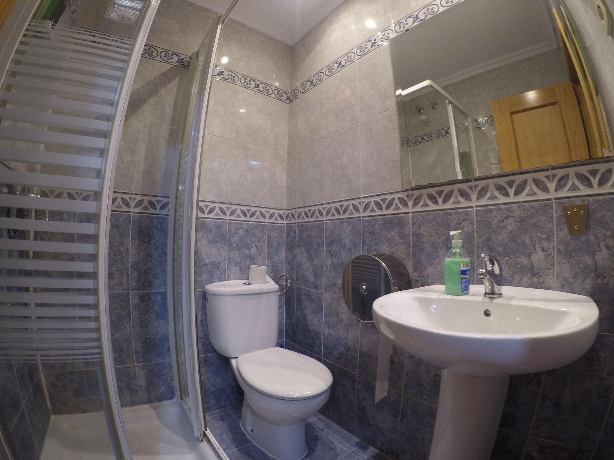 A Pousada Rc Miguel Angel Madri Exterior foto Bathroom with shower cubicle