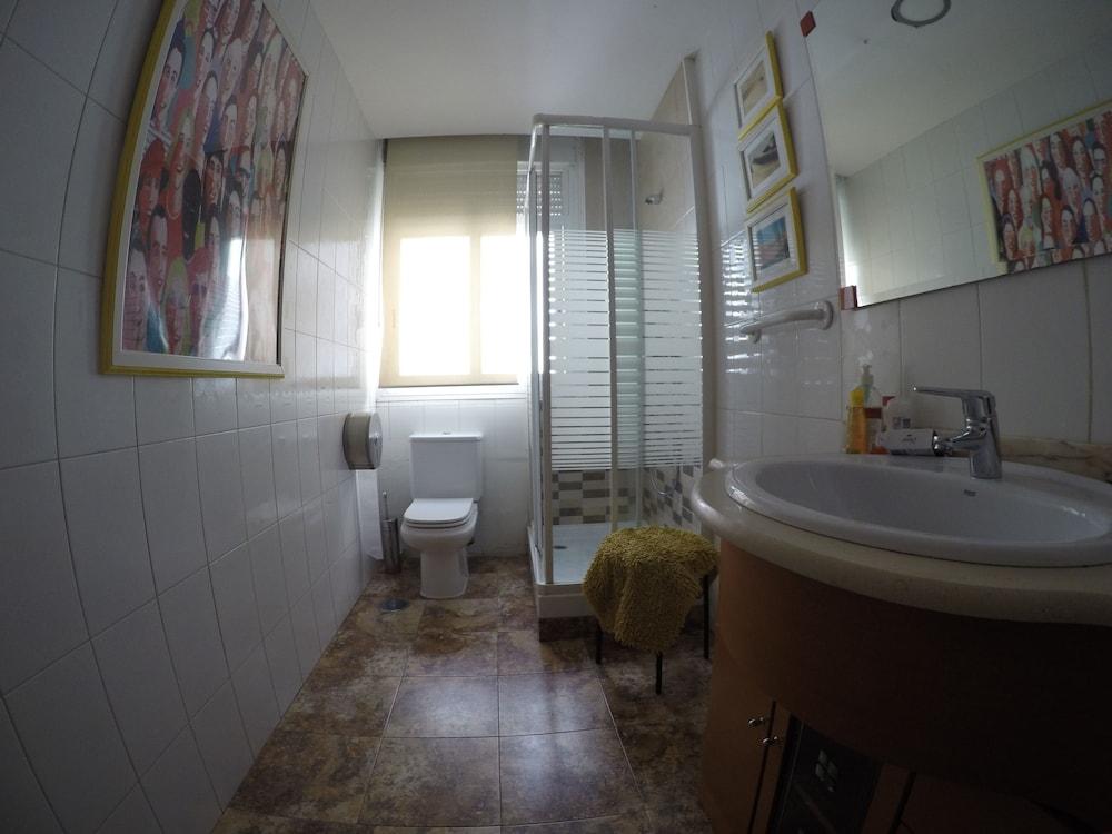 A Pousada Rc Miguel Angel Madri Exterior foto Bathroom with shower enclosure