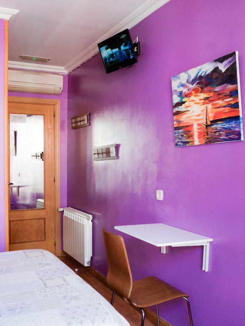 A Pousada Rc Miguel Angel Madri Exterior foto A room with purple walls